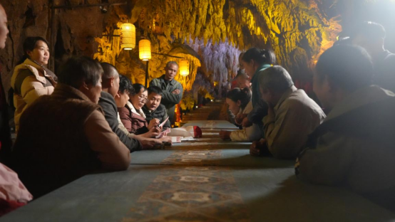 宜章县天子山村：溶洞里分红  村民笑开颜460.png