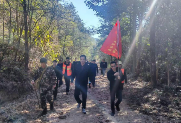莽山林管局组织开展基层联合巡林活动