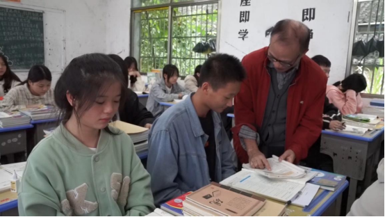 宜章莽山：支教老师爱心助学    情系瑶乡教育发展649.png