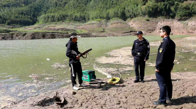 我县多部门联动执法 筑牢莽山水库生态屏障