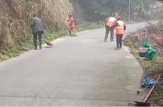 五岭镇：养护公路保畅通 守护群众平安行4.1174.png