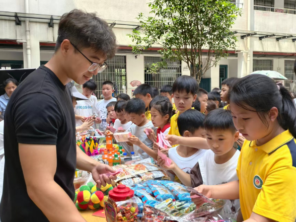县一完小：童心向党迎六一 爱心助学暖校园