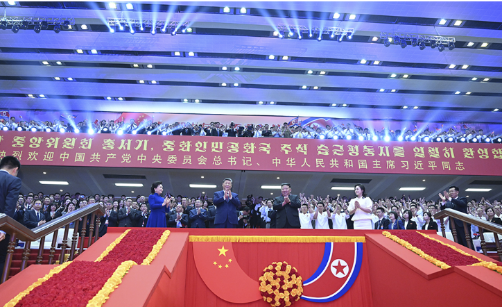 习近平和彭丽媛观看朝鲜专场文艺演出