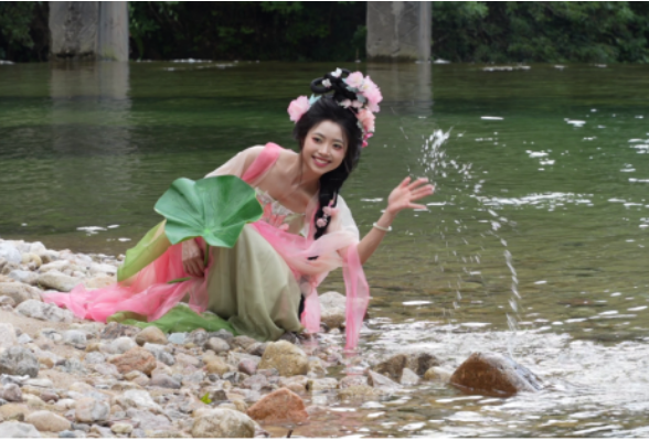 宜章莽山：景区劲吹古装风
