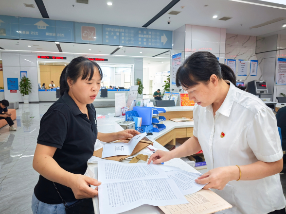 县自然资源局刘菊香获评“湖南省不动产登记服务标兵”