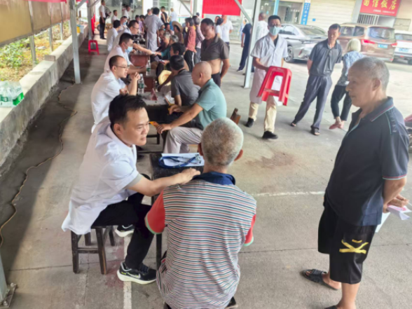 医共体携手送健康 义诊下乡暖民心