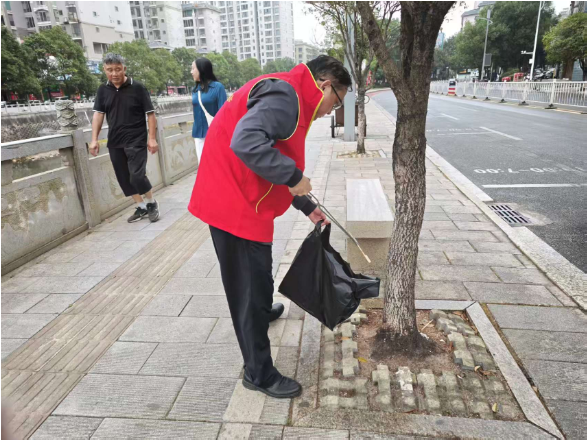 志愿巡河护碧水 共守玉溪好风光