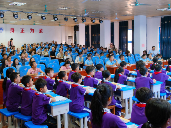 数字技术赋能课堂 智慧教学启新篇——宜章县开展小学数学与信息科技融合教学研讨培训活动