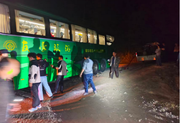 杨梅山镇：客运大巴困山间 春节救援显担当