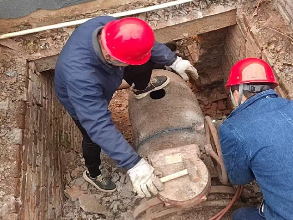 县自来水公司：寒冬抢修保供水 心系群众暖人心