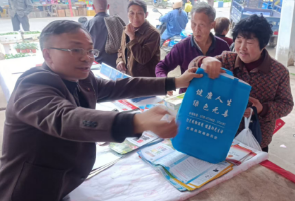 天塘镇：赶集日变身“禁毒课堂”，平安礼包“零距离”