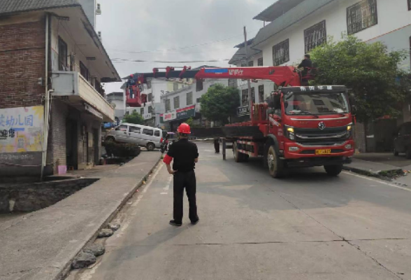 里田镇：整治临街房屋立面 守护群众“头顶安全”