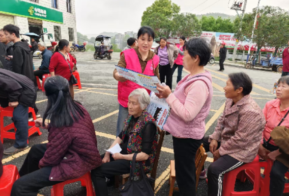 天塘镇妇联开展未成年防性侵与 “湘女关爱保” 双宣传活动