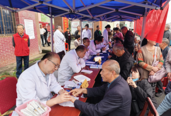 天塘镇：专家下乡送健康 义诊暖心惠民生