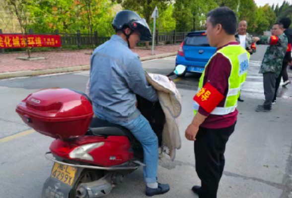 五岭镇开展清明交通安全劝导 为群众平安出行护航