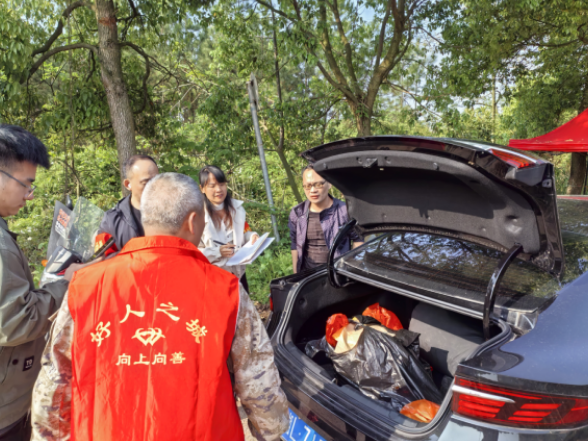 倡导文明祭祀 培育文明新风 | 宜章县开展“鲜花换塑料花”新时代文明实践活动