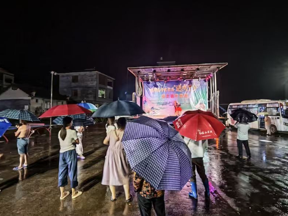 长村乡雨夜特别演出：三分钟高光 照见乡村文化真渴望