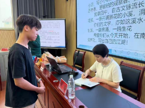 文学照亮三湘｜欧阳华丽走进宜章四中  讲授青春写作“秘籍”