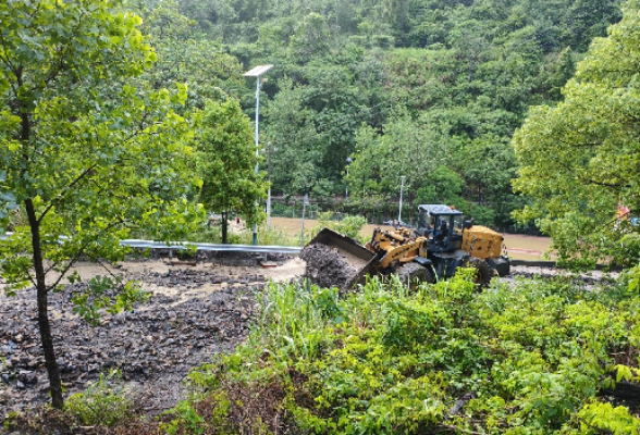 杨梅山镇：以“迅”应“汛”抢通生命线 雨停即战彰显硬核担当