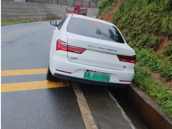 风雨遇困施援手  赤石温情暖游客