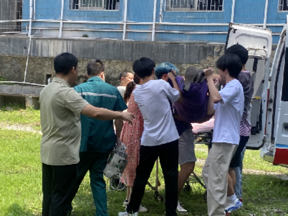 暖心瞬间！宜章一中师生携手施救 上演生命接力救援