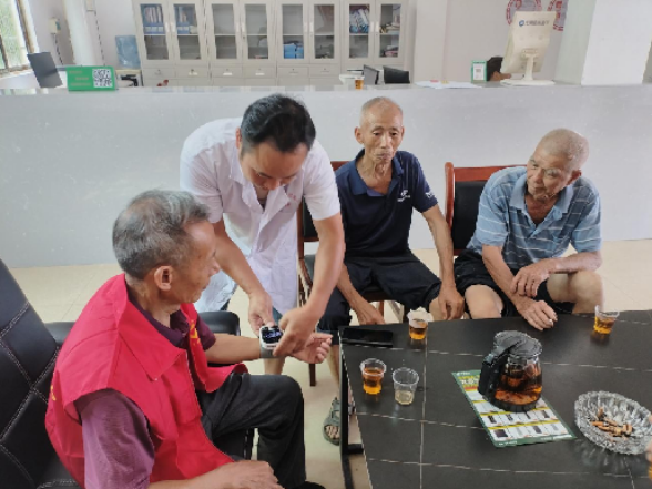 迎春镇金朝山村“十进”在行动：爱心义诊暖人心 免费义剪焕新颜