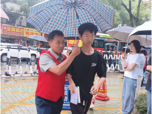 志愿先行护高考 风雨同心助追梦