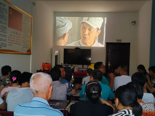 栗源镇：社区开设红色影院 点亮居民幸福时光