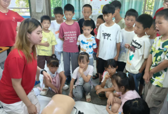 迎春镇碕石村：趣味医学进乡村 文明实践伴暑假