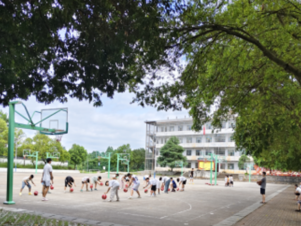 一六镇北岸村：家门口的篮球班 护航乡村少年多彩暑假