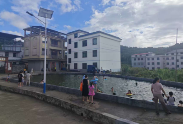 天塘镇台宵村：疏堵结合防溺水 便民泳池筑牢暑期安全防线