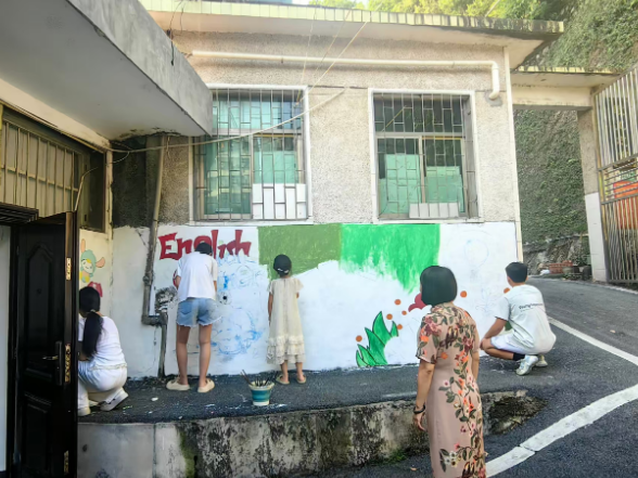 妙笔绘墙添雅韵 青春筑语焕新颜 ——县第九中学开展暑期英语角墙绘实践活动