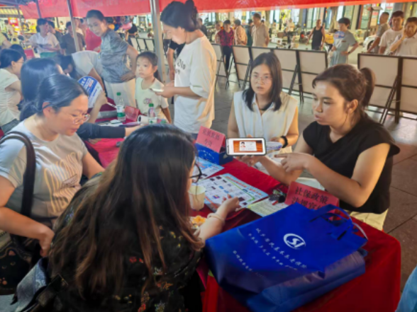 县社保中心：政策宣传进广场 错峰服务“不打烊”
