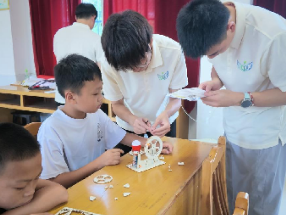 教案之外的暖心陪伴！长翅膀志愿服务队走进杨梅山镇香花村开展支教