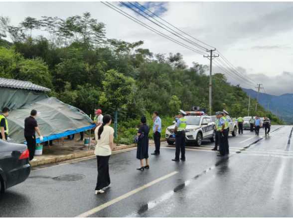 治乱保畅通 提质优环境！五岭镇开展占道经营专项联合整治