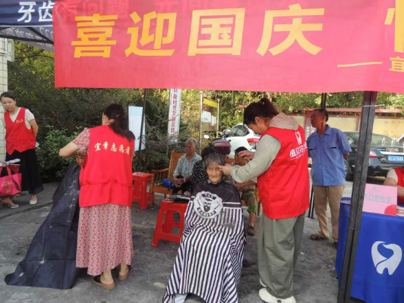 情暖夕阳迎国庆 志愿服务进乡村