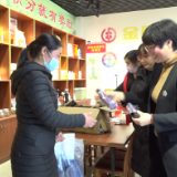 参与答题兑礼品“湘妹子能量家园”给村民送福利