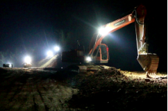 【旅发进行时】S215宜章县林家牌至斋公窝公路：百名工人夜战酣 抢抓进度正当时