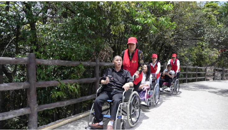 全国助残日：残障人士畅游莽山