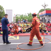 县机关幼儿园组织学生走进消防队 探秘“火焰蓝”