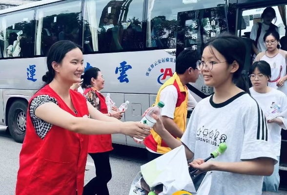 慈利县2025年“我爱慈利 爱心助考”志愿服务暖心瞬间
