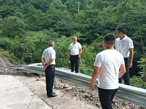 县公路建设养护中心：抢修里仁村水毁道路 推进乡村振兴