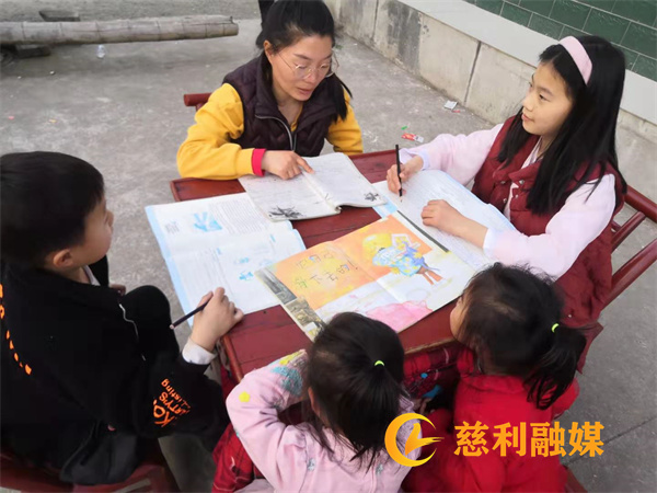 辅导留守儿童作业.jpg 辅导留守儿童作业.jpg