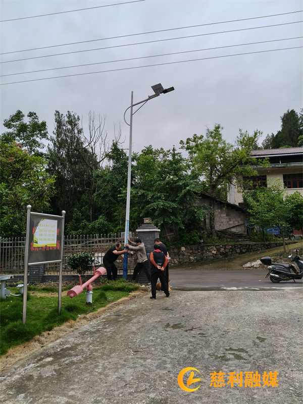 安装路灯_副本.jpg 安装路灯_副本.jpg
