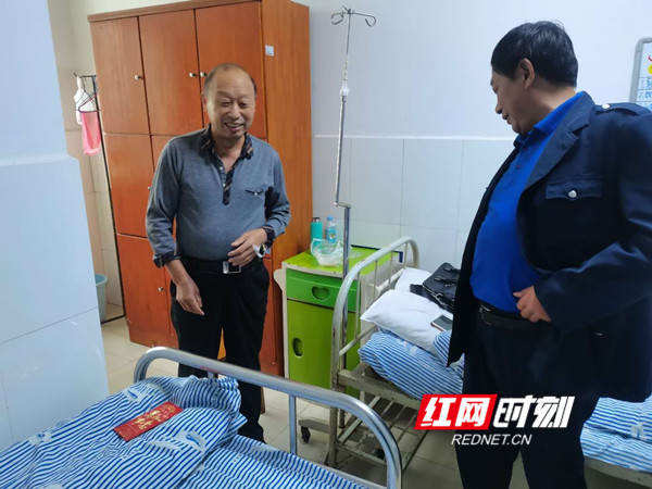 探望老教师_副本.jpg