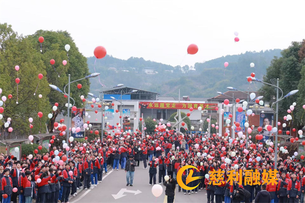 放飞梦想气球.jpg