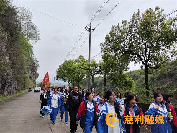 向大坝前进.jpg