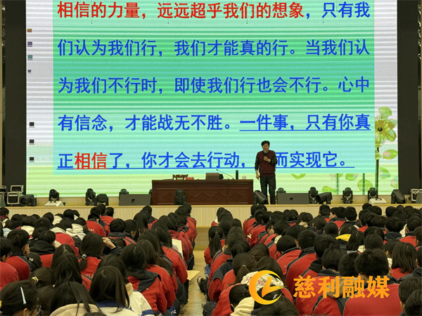 3给群体学生授课.jpg