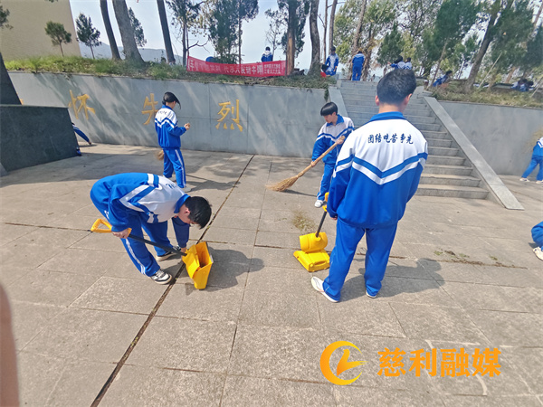 6清扫陵园，深切缅怀.jpg