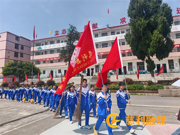 1向烈士陵园出发.png